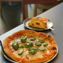 Foto de 1 PIZZA MUZZARELLA + 2 EMPANADAS