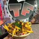 Foto de papas grandes con cheddar, panceta y verdeo