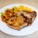 Foto de Costeleta de cerdo completa con guarnición (aclarar guarnicion en comentarios)