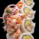 Foto de Ceviche roll camarón tempura avocado topon de ceviche y leche de tigre