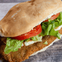 Foto de Milanesa de Pollo, lechuga ,tomate, muzarella.