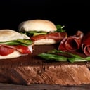 Foto de Arabecitos( colita de cuadril , tomate , rucula y mayonesa )