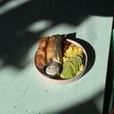 Foto de bowl de huevos revueltos