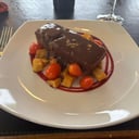 Foto de CORDERO CON PAPAS AL HORNO Y SALSA DEMIGLACE