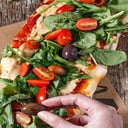 Foto de PIZZA RÚCULA Y TOMATES CHERRY VEGANA 🌱