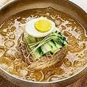 Foto de 물냉면 - Mul-naengmyeon