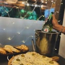 Foto de Pizza muzzarella + 6 empanadas + 1 cerveza 1L