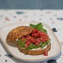 Foto de Bagel de queso crema, palta y tomate