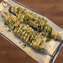 Foto de Brochetas marinas con pulpo, langostinos y cazón, tempurizados con salsa curry y extracto de albahaca -2 unids-