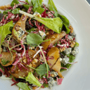 Foto de Ensalada de peras asadas y queso azul con praliné de nuez y cranberries (GF*)