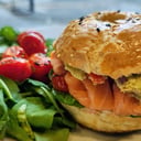 Foto de Bagel de Salmón ahumado (con papas rústicas o mix de verdes)