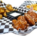 Foto de 10 alitas + papas fritas + bebida