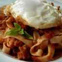 Foto de Tallarines con salsa y huevo frito