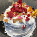 Foto de Tarta de nata con fresas, almendra crujiente y frambuesa