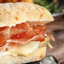 Foto de Sándwich con Pan Ciabatta de Jamón Crudo y Queso