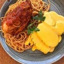 Foto de TALLARINES ROJOS CON POLLO A LA PARRILLA + HUANCAINA