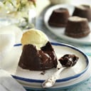 Foto de VOLCÁN DE CHOCOLATE CON HELADO Y SALSA DE CHOCOLATE