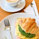 Foto de Croissant c/ Jamón y Queso, Huevo y Palta.