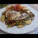 Foto de SALTEADO DE VERDURAS/CHAMPIGNON, QUESO DE CABRA ASADO, NUEZ TOSTADA MOLIDA/PAPAS FRITAS HILO O CHAUCHA.