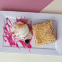 Foto de Crumble de manzana con helado de frutilla y frutos rojos