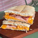 Foto de TOSTADO ÁRABE DE JAMÓN Y CHEDDAR