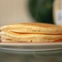 Foto de HOT CAKES (ACOMPAÑADO DE JAMON O TOCINO)