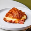 Foto de Croissant relleno de jamón y queso