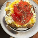 Foto de tostada de huevo y tomate + cafe