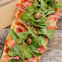 Foto de PIZZA DE JAMÓN CRUDO, RÚCULA Y PARMESANO