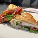 Foto de Croissant Crudo, Queso Brie y rúcula