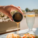 Foto de Porción de pancake con frutas frescas y frutos rojos