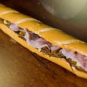 Foto de sanguchazo de milanesa de jamon y queso