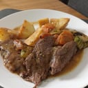 Foto de Carne braseada con pure de papas