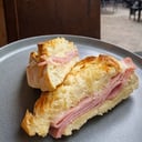 Foto de pan de campo con jamon y queso (estilo sandwich)