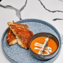 Foto de Sopa de tomate y Grilled cheese sándwich