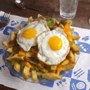 Foto de Papas fritas con cheddar, verdeo y 2 huevos fritos  (para compartir)
