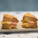 Foto de Scon de queso relleno de jamón y queso