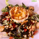 Foto de Ensalada tibia de queso de cabra, nueces y albahaca.