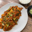Foto de 김치제육 볶음 / Kimchi Jeyuk Bokkeum (Picante II)