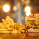 Foto de Triple Hamburg doble cheddar con papas