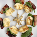 Foto de  Pincho de alcachofa  asada, ciruela pasa  y tocineta