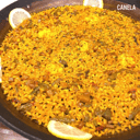 Foto de Paella de gambas, calamares y verduras.