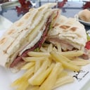 Foto de Lomito montañés con papas fritas