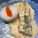 Foto de Salmón a la brasa con salsa de pimienta rosa, su caviar y base de arroz