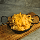 Foto de Papas fritas con cheddar y panceta ahumada.