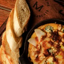 Foto de Provoleta Azul, Pera y Chilli Souce