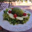 Foto de BOMBÓN DE PALTA RELLENO DE ATÚN MAYO, PALMITOS, LECHUGA CON OLIVAS O TOMATES CHERRY