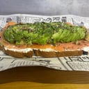 Foto de Tosta de queso crema, aguacate y salmón