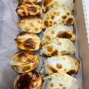 Foto de Empanada de carne-pollo-jamón y queso-cebolla y queso-capresse