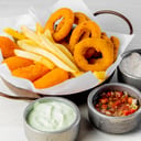 Foto de Bastones de muzzarella + Aros de cebolla + Papas fritas